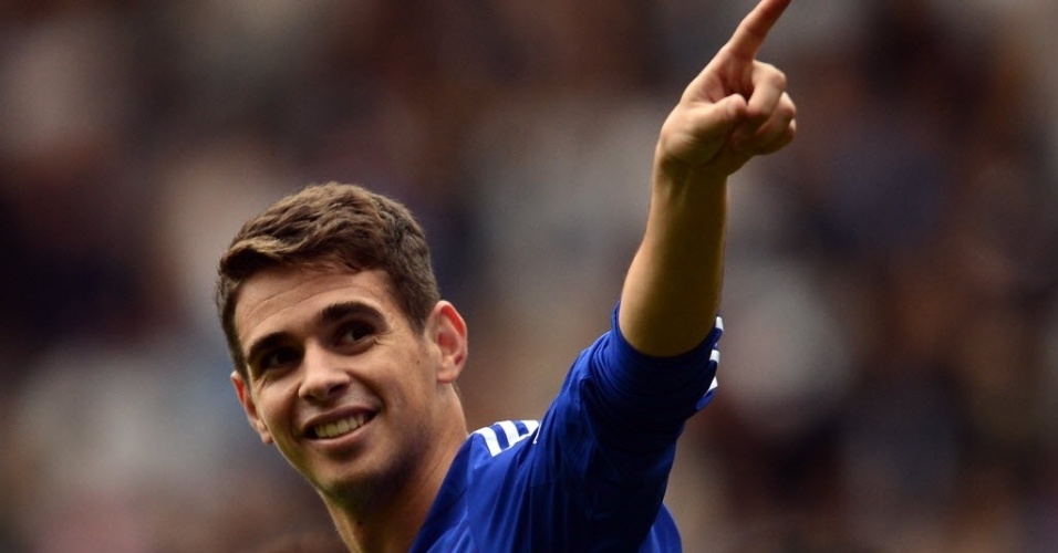 Oscar celebra gol feito na partida do Chelsea contra o Aston Villa