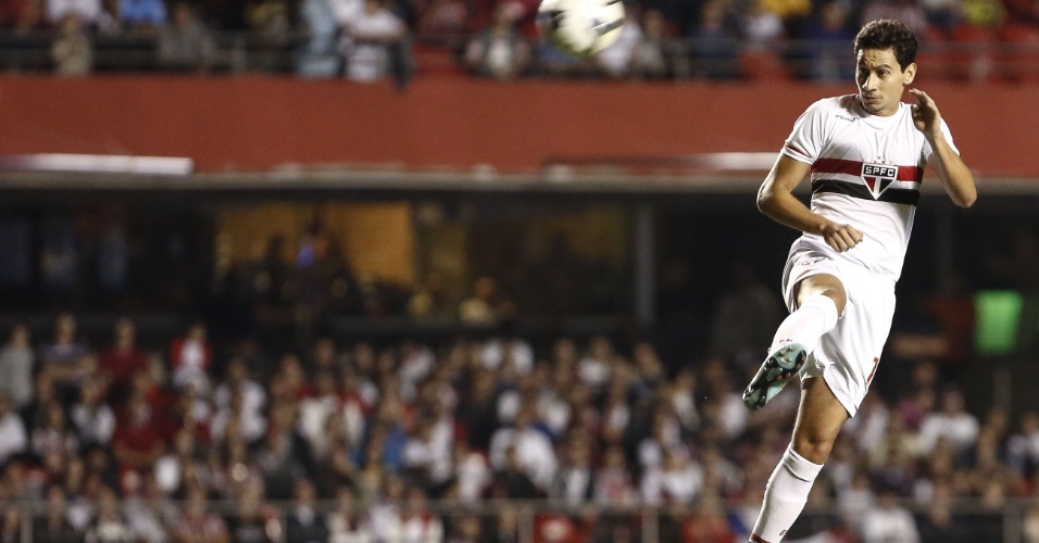 Paulo Henrique Ganso sobe para cabecear durante jogo contra o Fluminense 