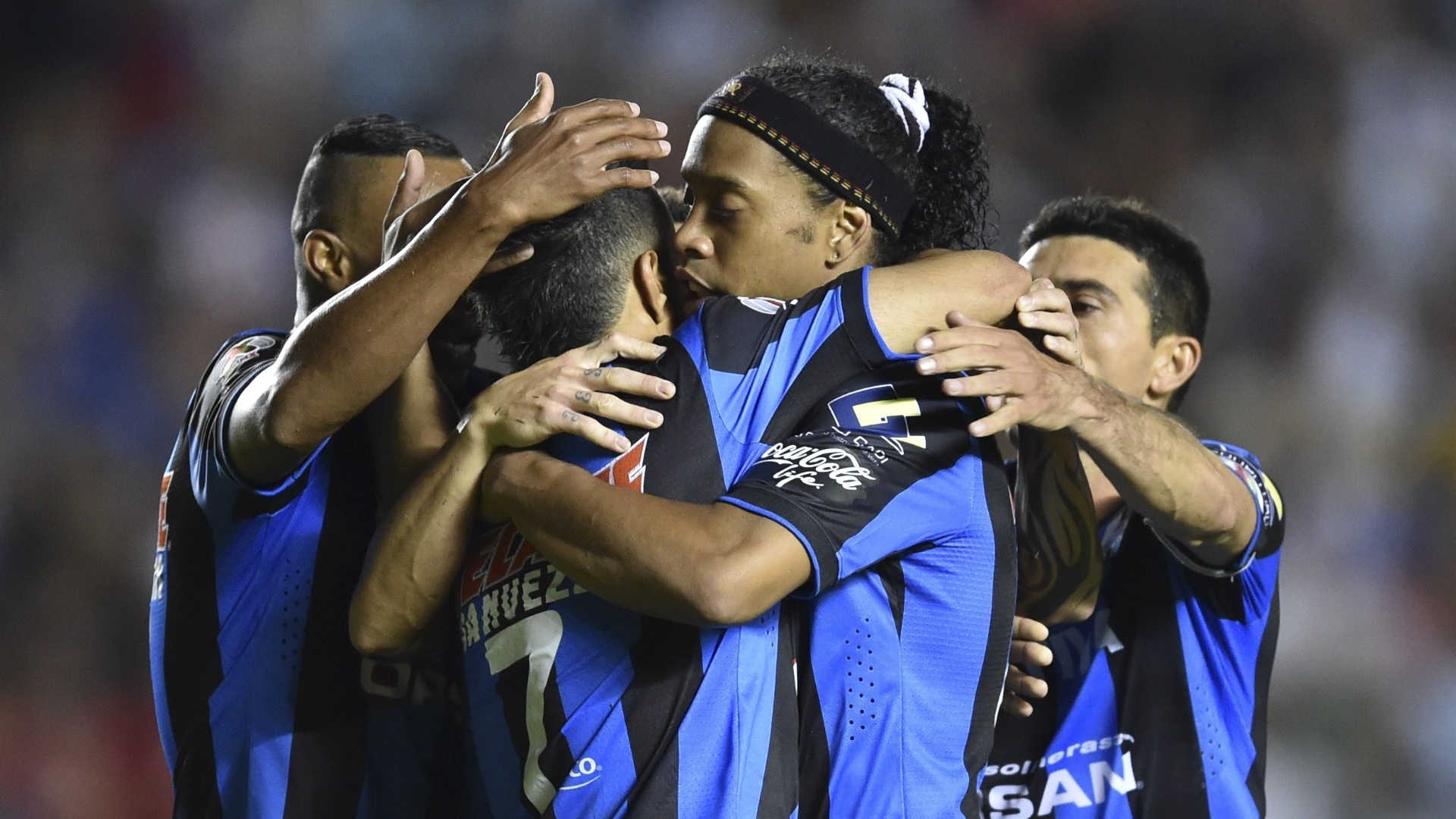 Ronaldinho comemora gol do Queretaro na partida contra o Toluca
