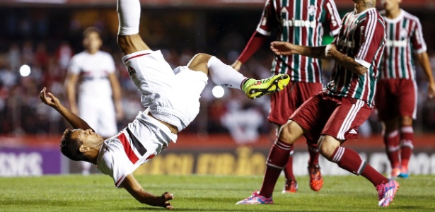 Volante Souza, do São Paulo, arrisca uma bicicleta no jogo contra o Fluminense  - Miguel Schincariol/Getty Images