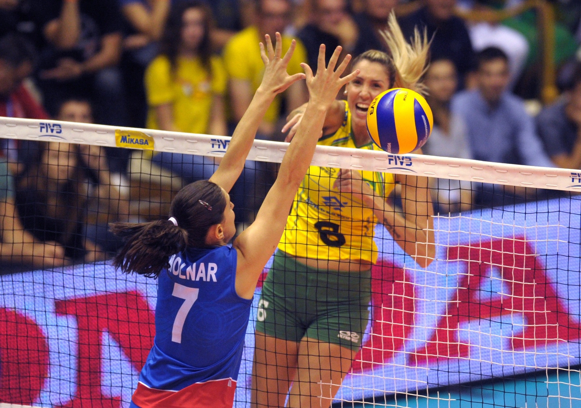 Fotos: Brasil enfrenta Sérvia pelo Mundial feminino de ...