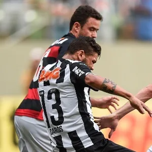 Carlos, do Atlético-MG, se estica para não perder a bola para jogadores do Vitória - Pedro Vilela/Getty Images