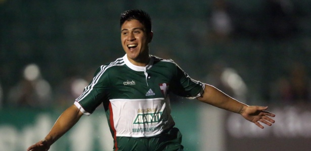 Cristaldo corre para comemorar o primeiro gol do Palmeiras sobre o Figueirense pelo Brasileirão - Cristiano Andujar/Getty Images