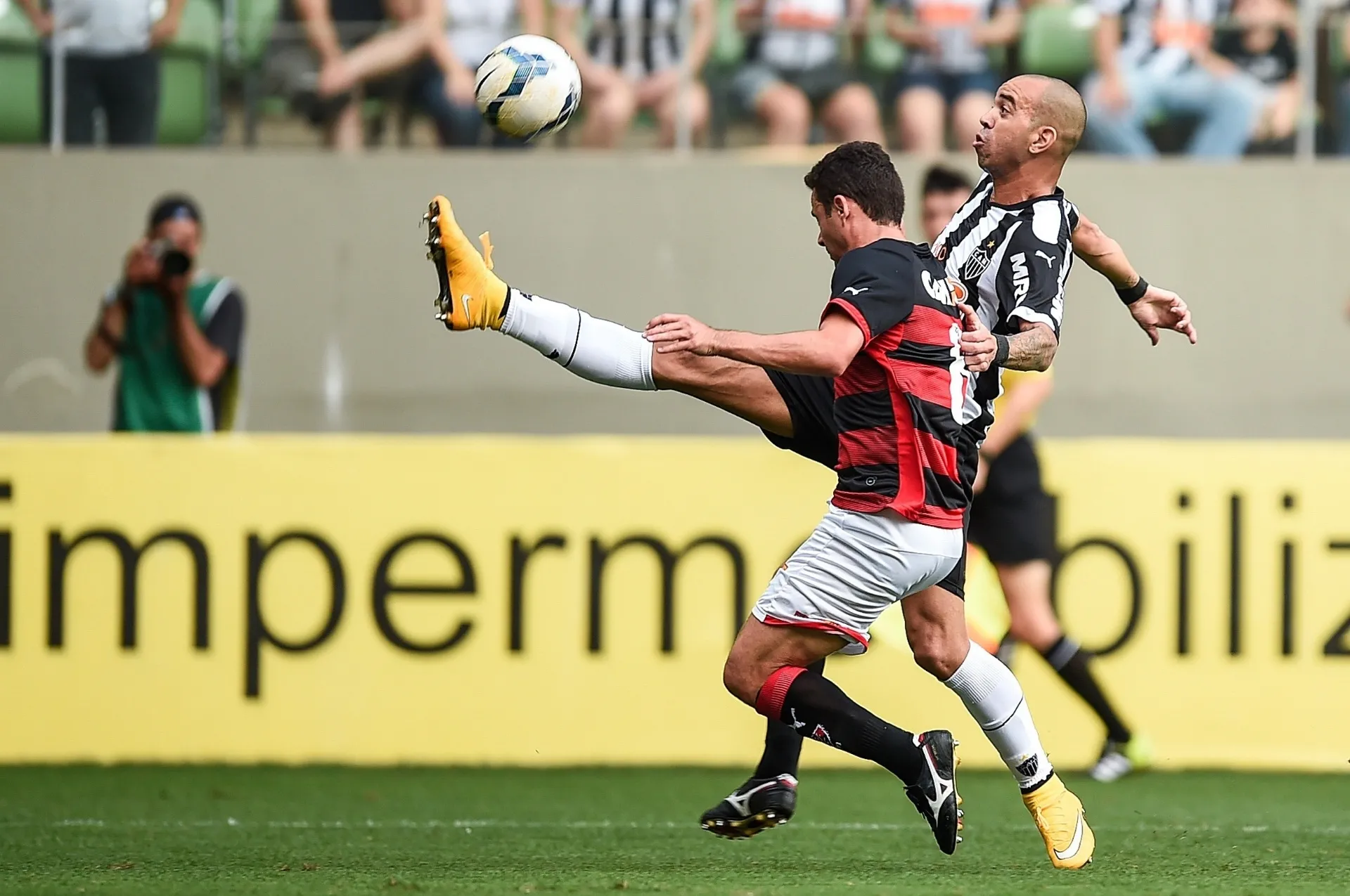 Diego Tardelli disputa lance com Juan durante jogo entre Atlético-MG e Vitória - Pedro Vilela/Getty Images
