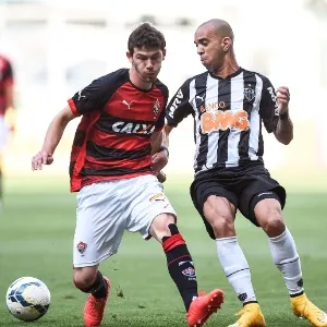 Diego Tardelli e Luiz Gustavo disputam lance durante jogo entre Atlético-MG e Vitória - Pedro Vilela/Getty Images