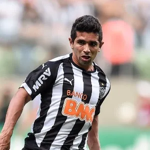 Guilherme, do Atlético-MG, tenta passe durante jogo contra o Vitória pelo Brasileiro - Pedro Vilela/Getty Images