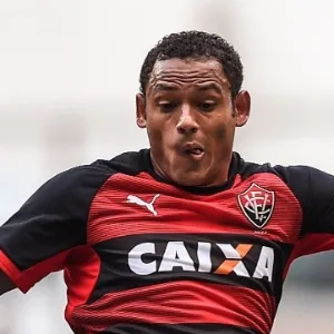 Marcinho, do Vitória, chega firme na dividida com Leandro Donizete - Pedro Vilela/Getty Images