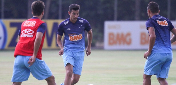 Volante Henrique acertou sua permanência no Cruzeiro por mais três temporadas - Washington Alves/Light Press