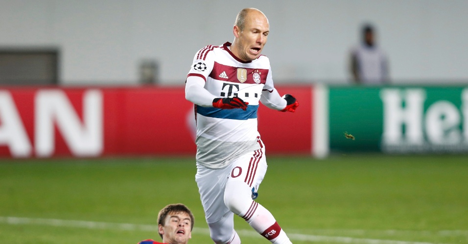 Arjen Robben tenta permanecer na jogada mesmo após entrada de carrinho de jogador do CSKA
