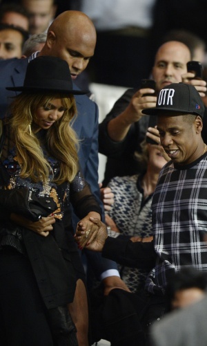 Beyoncé e Jay-Z marcaram presença em partida do PSG contra o Barcelona