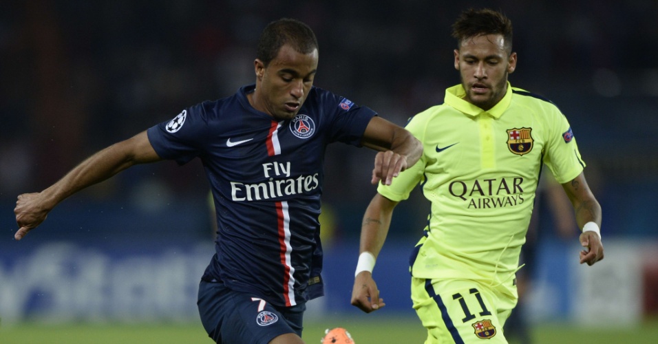 Lucas tenta escapar da marcação de Neymar