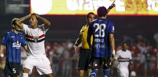 Luís Fabiano se desespera ao receber cartão vermelho contra o Huachipato - Miguel SCHINCARIOL/AFP