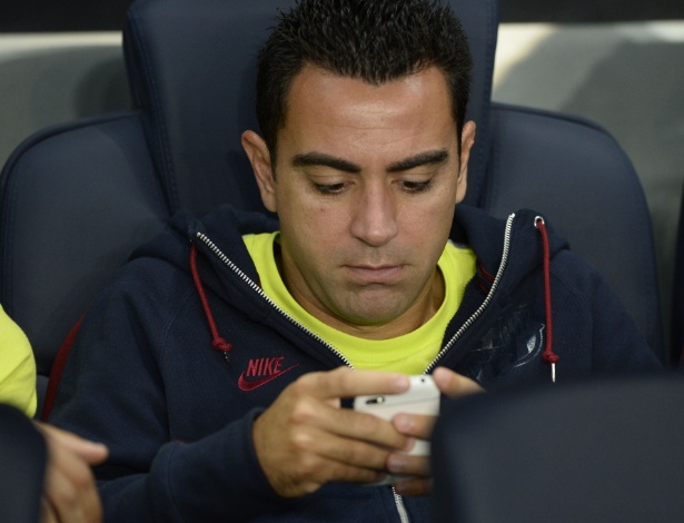 Xavi perdeu espaço no Barça e foi flagrado com o celular antes de jogo contra o PSG - AFP PHOTO / FRANCK FIFE