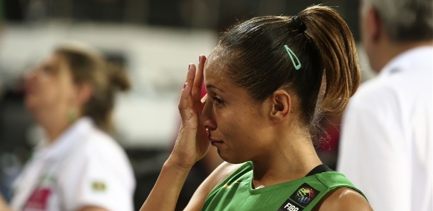 Adrianinha deixou a quadra às lágrimas após derrota para a França - Divulgação/FIBA