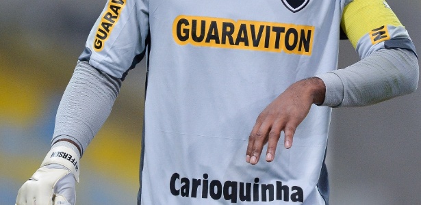 Goleiro Jefferson saiu sentindo fortes dores no braço e foi substituído - Pedro Martins/AGIF