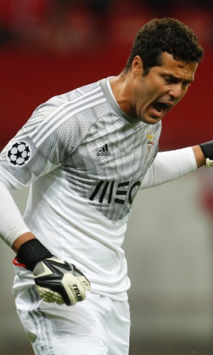 Júlio César grita durante jogo do Benfica na Liga dos Campeões