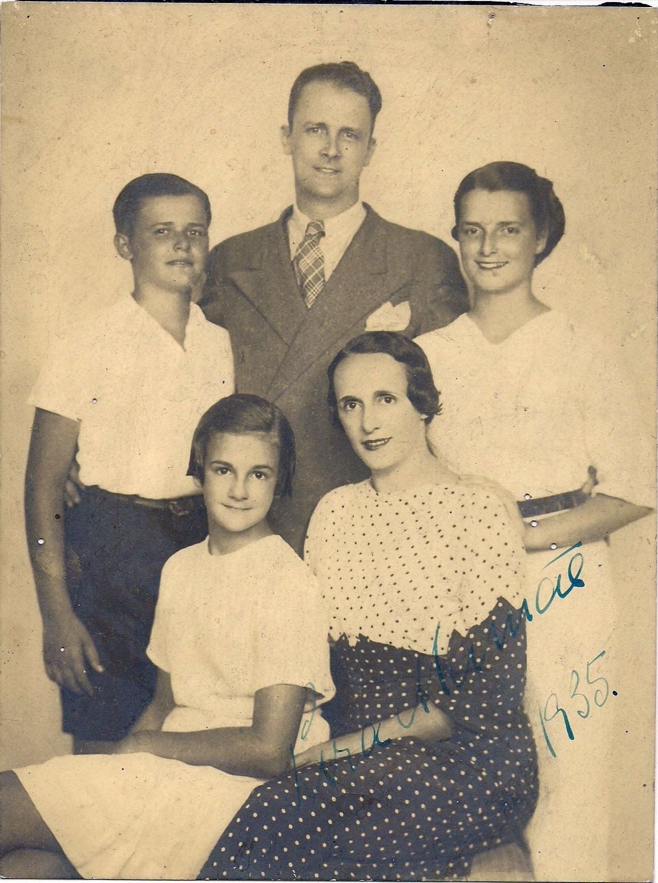 Marcos de Mendonça, Anna Amélia e os filhos em 1935; sentada ao lado da mãe está Barbara Heliodora, atualmente crítica de teatro - Acervo pessoal