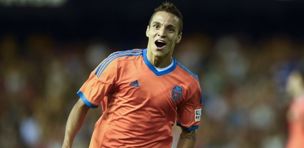 Atacante Rodrigo Moreno tem 23 anos e já passou pela base do Real Madrid. Atualmente defende o Valencia -  AFP PHOTO / JOSE JORDAN