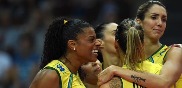Brasileiras comemoram ponto contra a Rússia - Divulgação/FIVB