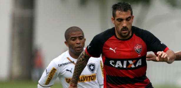 Damian Escudero, do Vitória, é marcado por Junior Cesar, do Botafogo - Felipe Oliveira/Getty Images