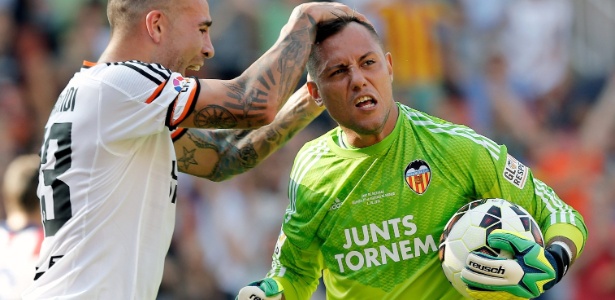 Diego Alves comemora com Otamendi, outro ex-jogador do Atlético-MG, mais um pênalti defendido no Valência - Juan Carlos Cárdenas/EFE