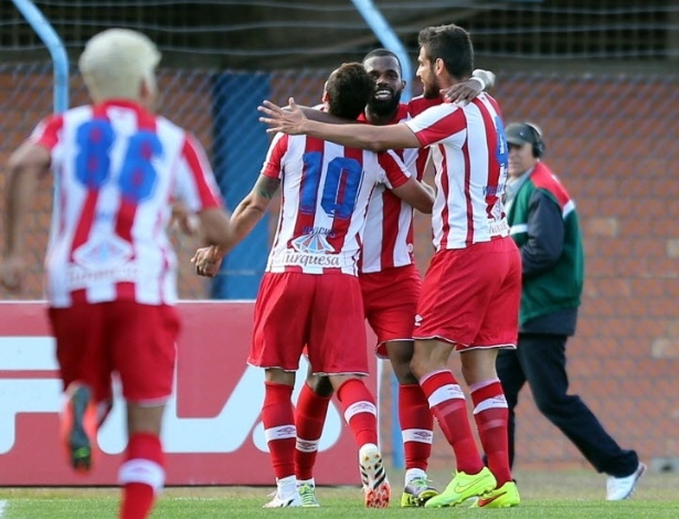 Jogadores do Náutico comemoram o gol na vitória por 2 a 0 sobre o Avaí fora de casa - Cristiano Estrela