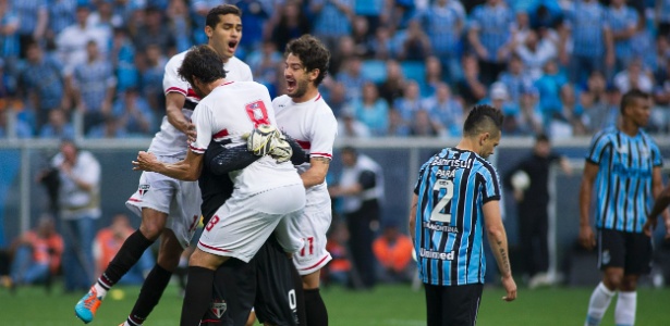 Kaká, Alan Kardec e Pato pulam em cima de Rogério Ceni para comemorar gol do São Paulo contra o Grêmio