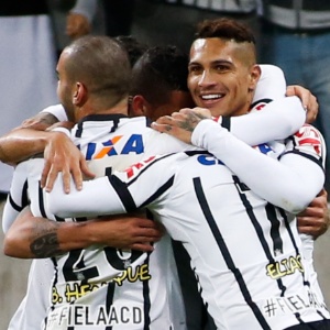 Peruano Paolo Guerrero é abraçado pelos companheiros depois de marcar gol - Alexandre Schneider/Getty Images
