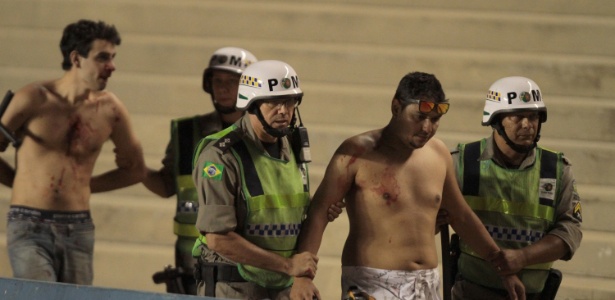 Torcedores do Goiás são detidos após briga nas arquibancadas do Estádio Serra Dourada - Carlos Costa/Futura Press/Estadão Conteúdo
