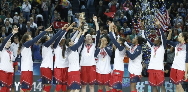Jogadoras dos EUA levantam a taça do Mundial de basquete - EFE/EPA/TOLGA BOZOGLU 
