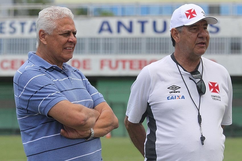 Roberto Dinamite (esq) e Joel Santana (dir) conversam em treino do Vasco no CFZ