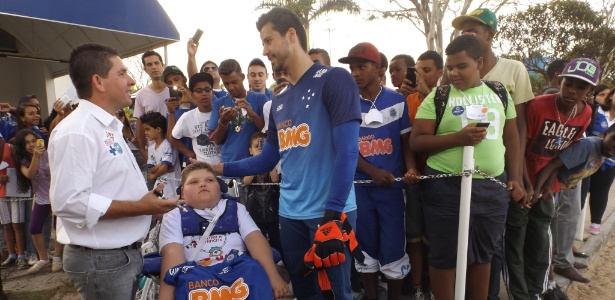 Pedro Arthur, o pai Rodrigo Diniz e o goleiro Fábio, que apoia campanha de arrecadação de recursos para tratamento do garoto - Dionizio Oliveira/UOL