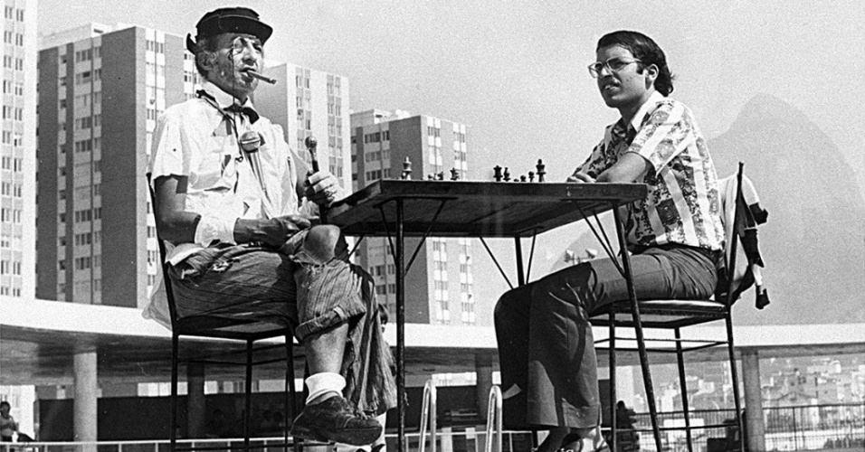O humorista Jorge Loredo (à esq.), com o jogador de xadrez Mequinho, durante programa de televisão da década de 60