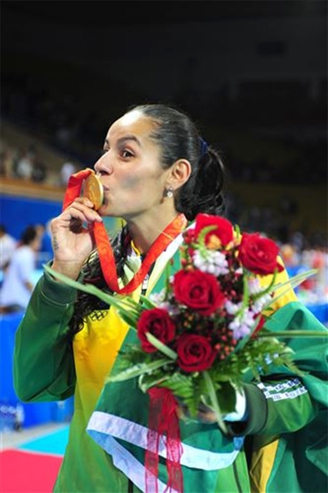 Paula Pequeno beija sua medalha de ouro dos Jogos de 2008, em Pequim