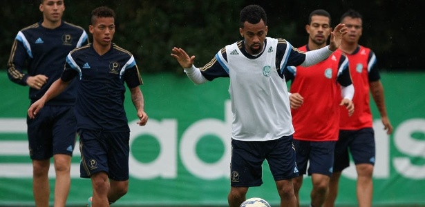 Wesley recebe a bola em treino do Palmeiras - Cesar Greco/Ag Palmeiras/Divulgação