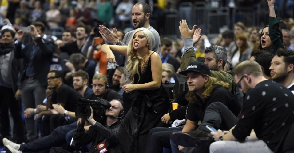 Lady Gaga acompanha o amistoso entre Spurs e Alba Berlin