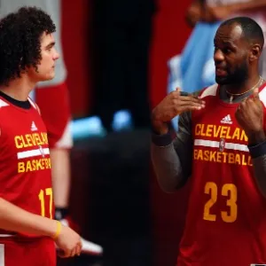 09 out. 2014 - Próximos em passagem dos Cavaliers pelo Rio de Janeiro, LeBron James e Anderson Varejão conversam durante treino - undefined