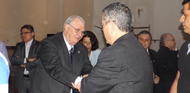 Presidente Gilvan de Pinho Tavares recebe cumprimentos após ser reeleito por aclamação por mais três anos - Dionizio Oliveira/UOL