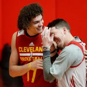 Anderson Varejão brinca com Mike Miller durante treino na Gávea - undefined
