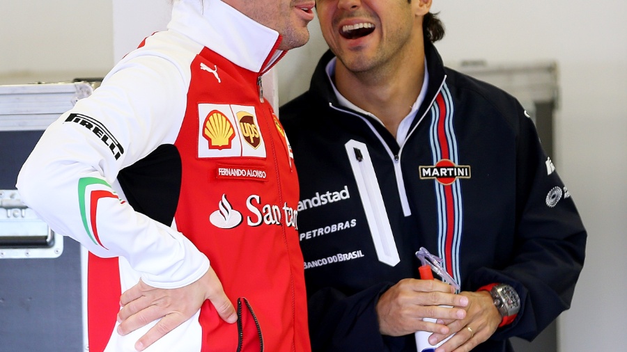 Fernando Alonso e Felipe Massa conversam nos boxes em Silverstone. Os dois trabalharam juntos na Ferrari de 2010 a 2013 - Mark Thompson/Getty Images