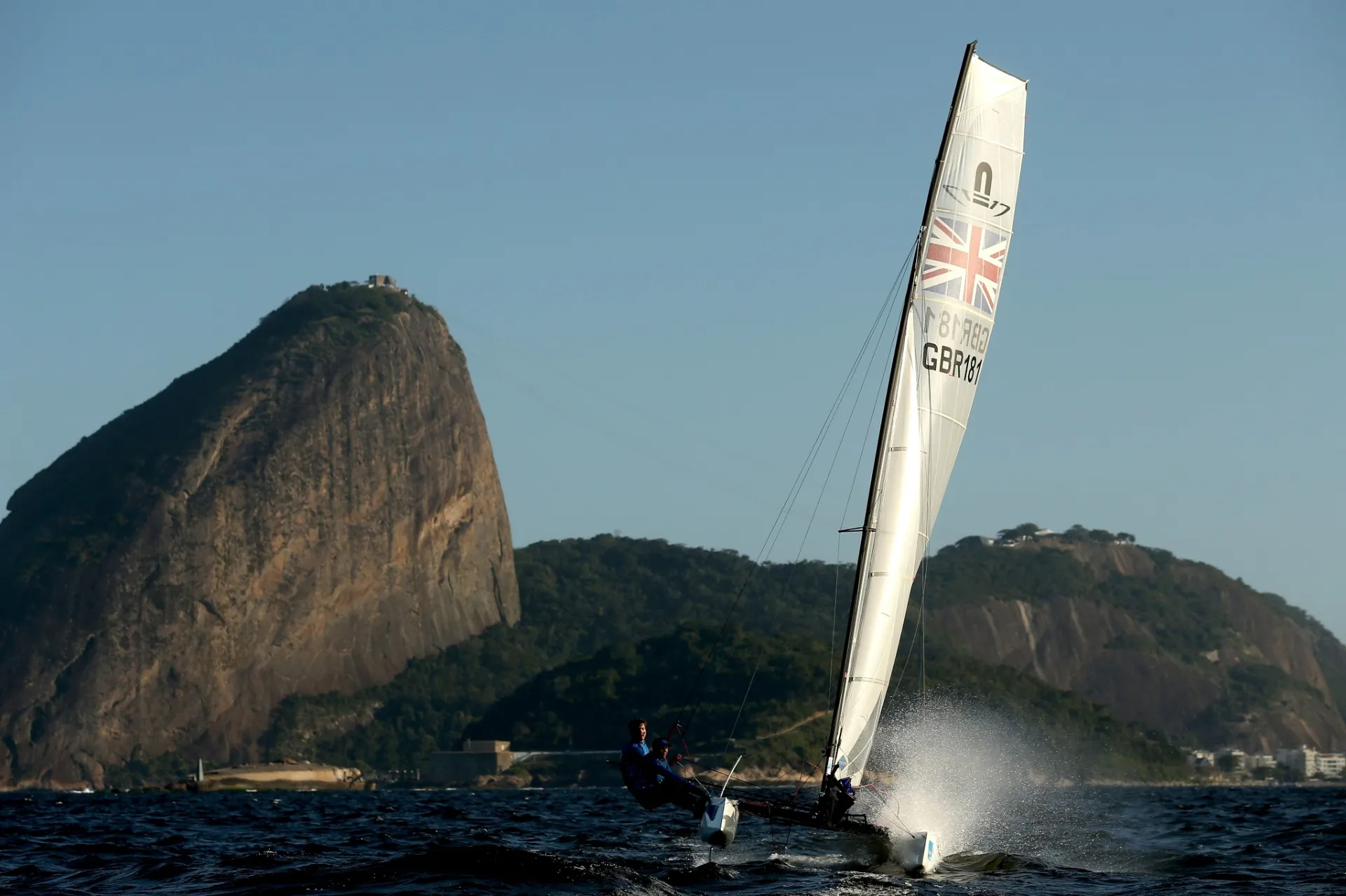 Britânicos Ben Saxton e Hannah Diamond competem na classe Nacra no Aquece Rio, o evento-teste da vela para as Olimpíadas de 2016 - Matthew Stockman/Getty Images