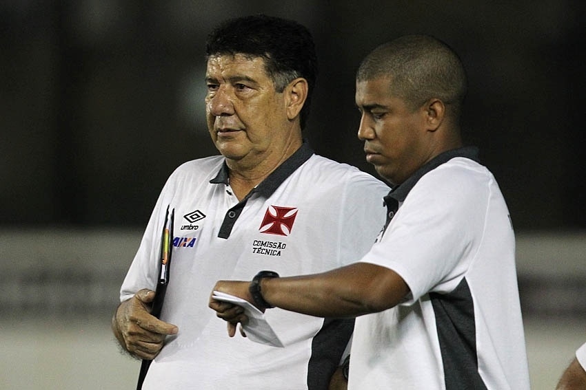 Sempre com sua prancheta, Joel Santana observa a partida do Vasco contra o Boa Esporte