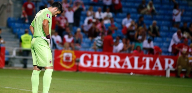 Jordan Perez, goleiro de Gibraltar, recebeu a piedade da torcida irlandesa em Dublin - RAFAEL MARCHANTE / Reuters