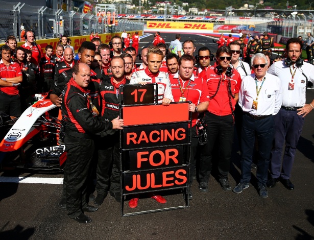 membros da equipe Marussia durante homenagem a Bianchi - Dan Istitene/Getty Images