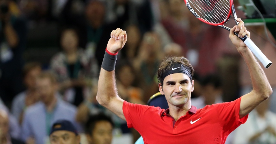 12.out.2014 - Roger Federer comemora após vencer Gilles Simon e conquistar o título do Masters 1000 de Xangai