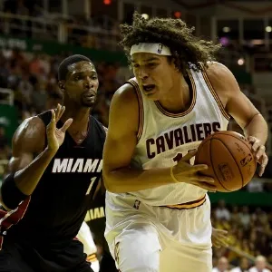 Anderson Varejão tenta jogada em cima de Chris Bosh, na partida entre Cavs e Heat, no Rio de Janeiro - undefined