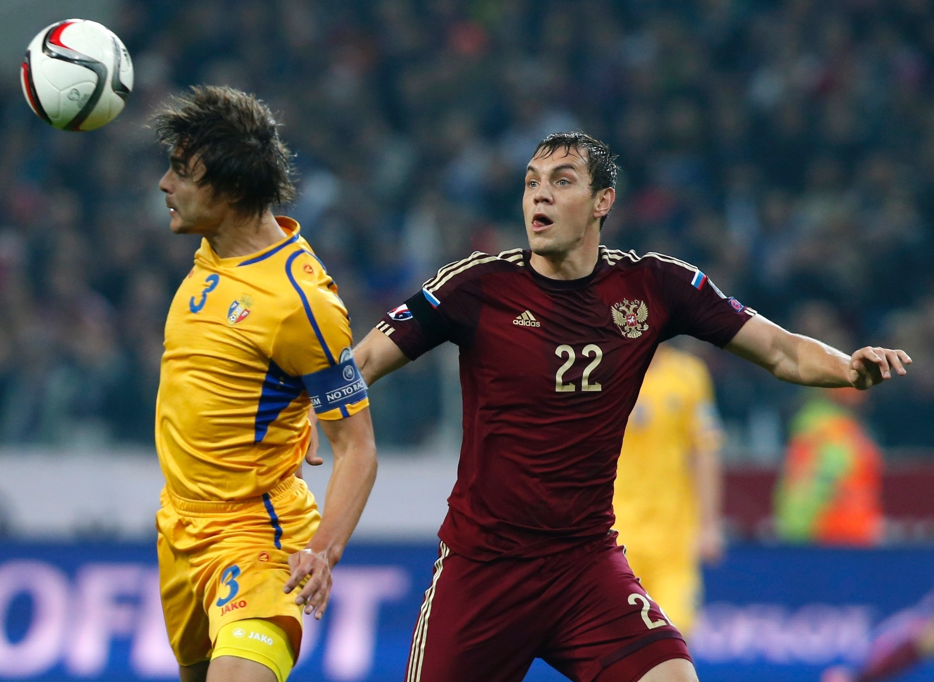 Artem Dzyuba, da Rússia, tenta dominar a bola mas vê Alexandru Epureanu, da Moldávia, cortar o lance, no jogo entre as duas seleções pelas Eliminatorias da Euro 2016 - REUTERS/Maxim Zmeyev