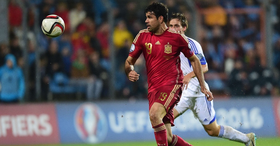 Diego Costa, atacante da Espanha, briga pela bola no confronto com Luxemburgo, pelas Eliminatórias da Euro