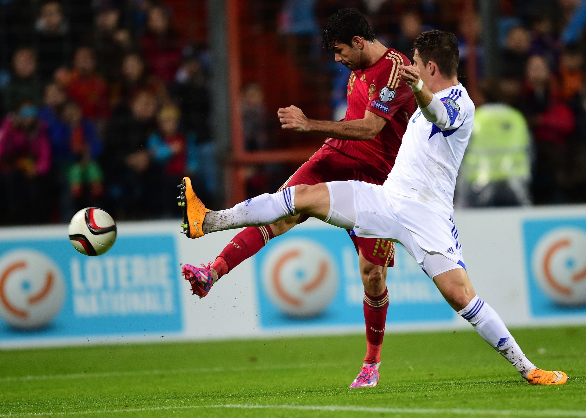 Diego Costa, atacante da Espanha tenta finalização na partida contra Luxemburgo, válida pelas Eliminatórias da Euro - AFP PHOTO / EMMANUEL DUNAND
