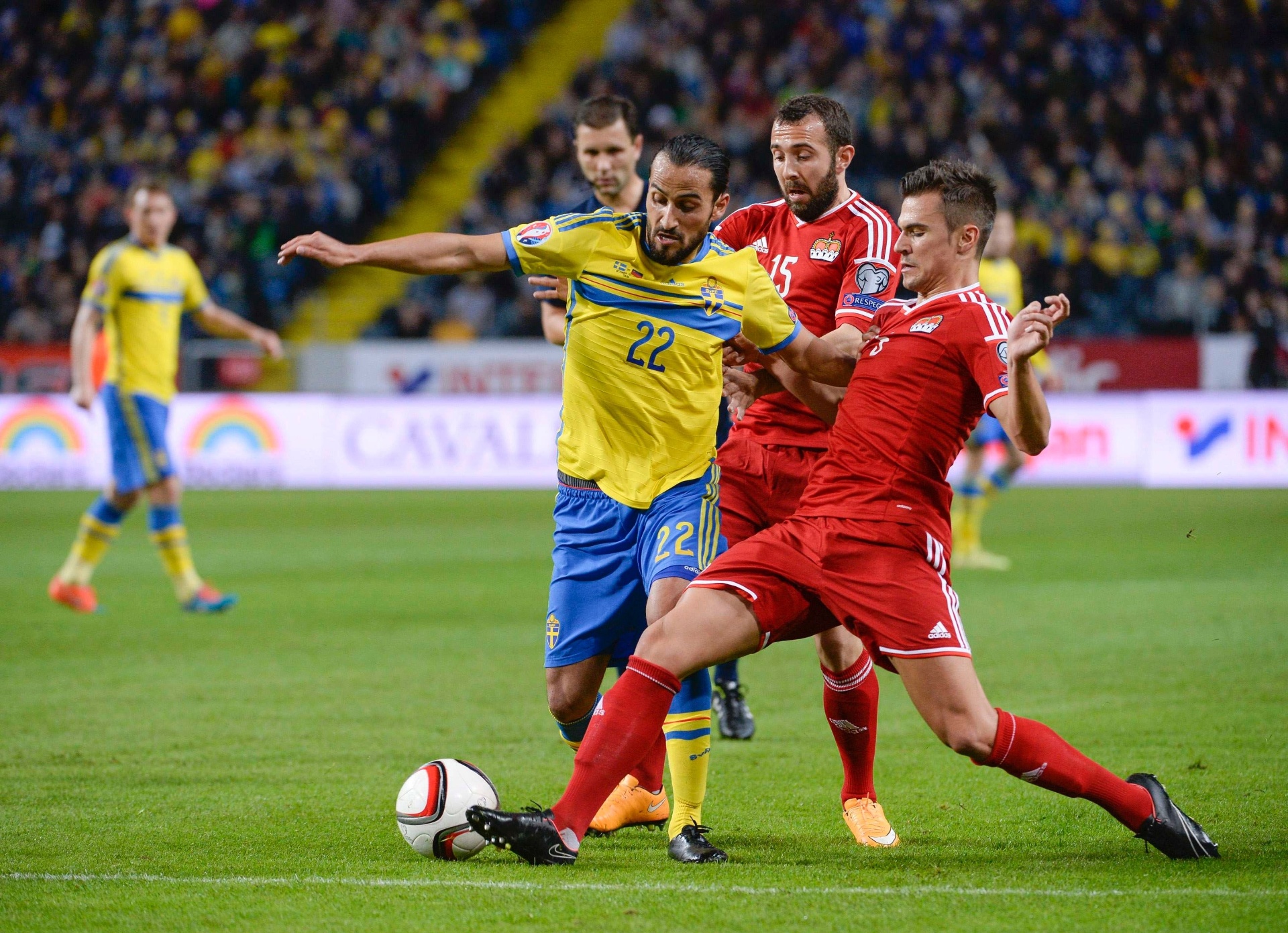 Erkan Zengin, da Suécia, disputa a bola com dois rivais de Liechteinstein; time azul e amarelo não contou com Ibrahimovic - REUTERSJanerik Henriksson/TT News Agency